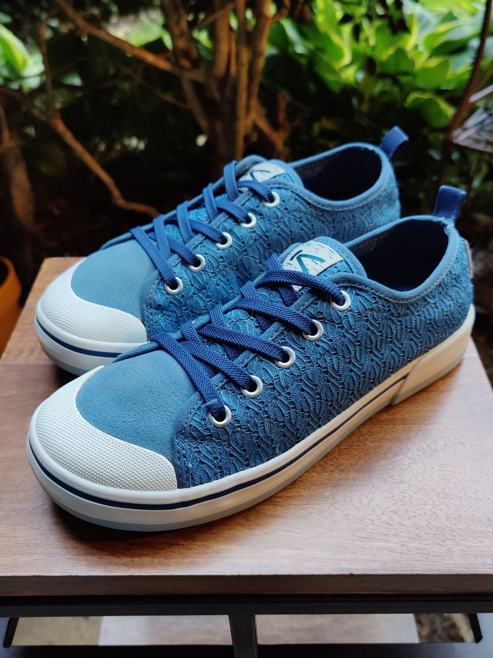 KEEN Elsa II Crochet Low Top Sneakers Blue White Canvas Mesh Retro Womens 7.5